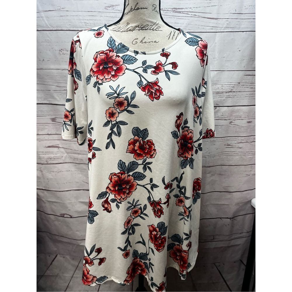 Agnes & Dora large white t shirt with red/pink flowers - 2200 - Picture 1 of 3